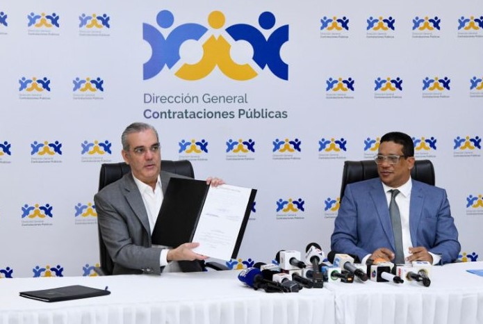 Abinader promulga Ley de Contrataciones