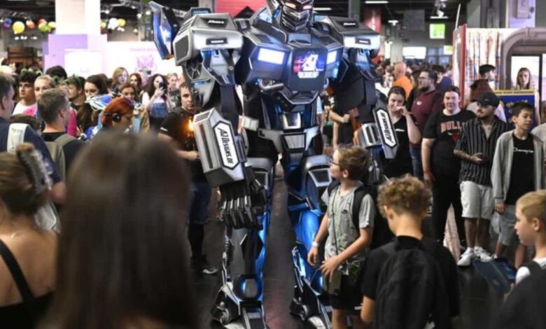 Un robot camina en la feria de videojuegos Gamescom