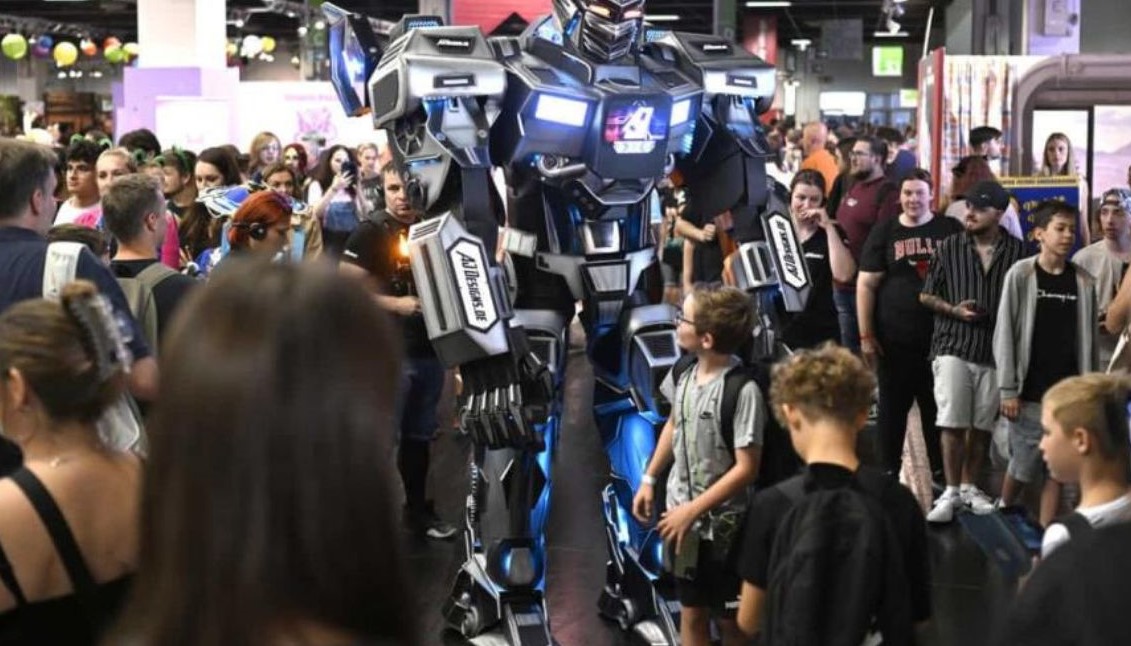 Un robot camina en la feria de videojuegos Gamescom