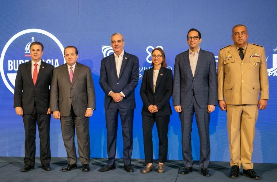 El presidente Luis Abinader encabezó la presentación del nuevo Permiso de Salida de Menor
